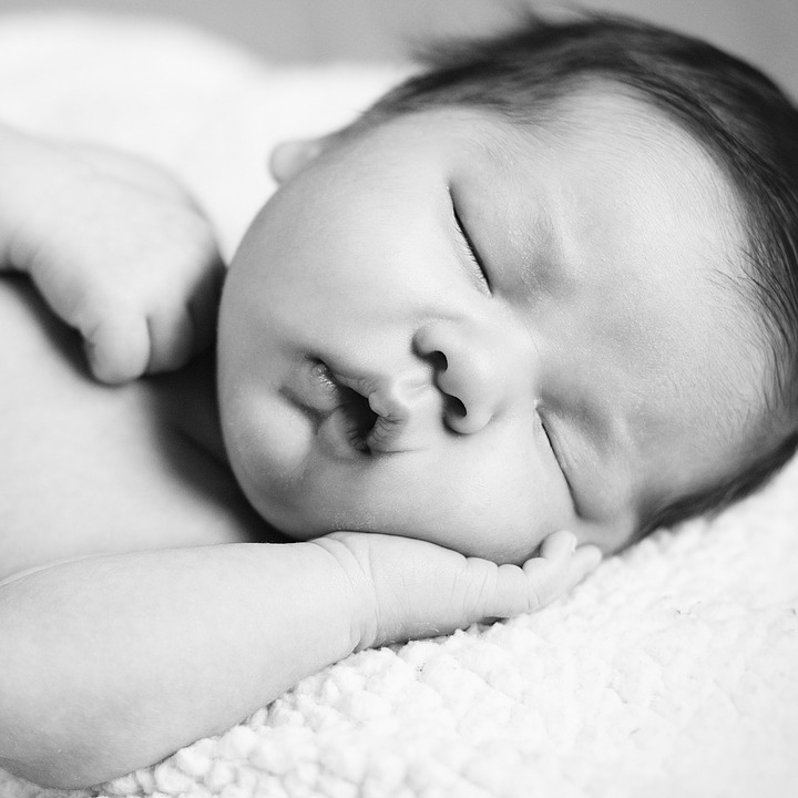 un bébé qui dors 