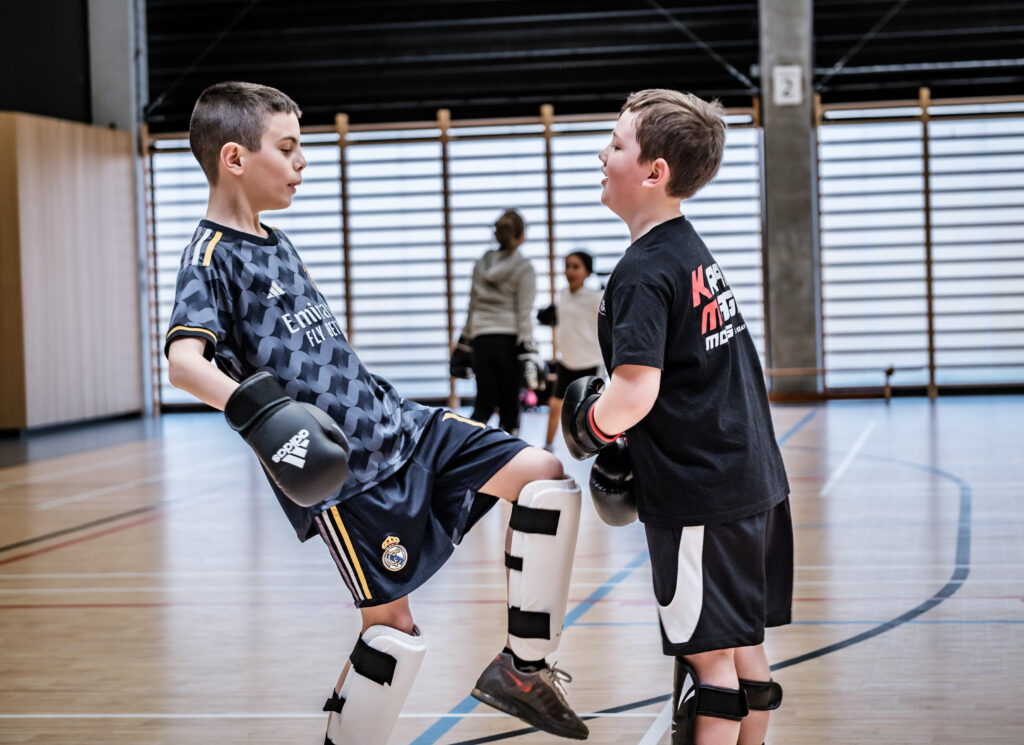 des enfants boxe ensemble