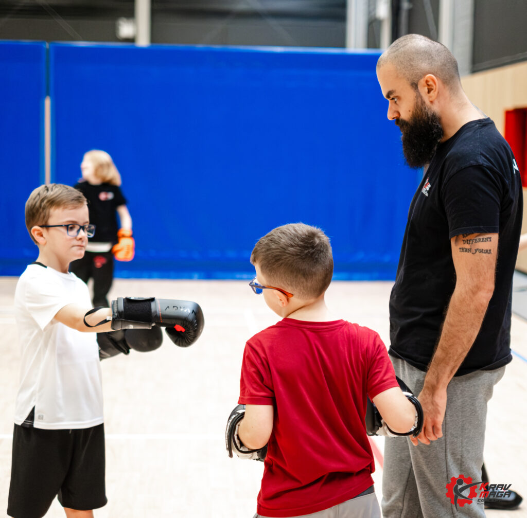 Reduan corrige des enfants au sport