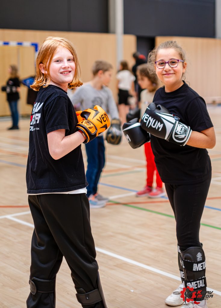 deux enfants souris au cours de sport