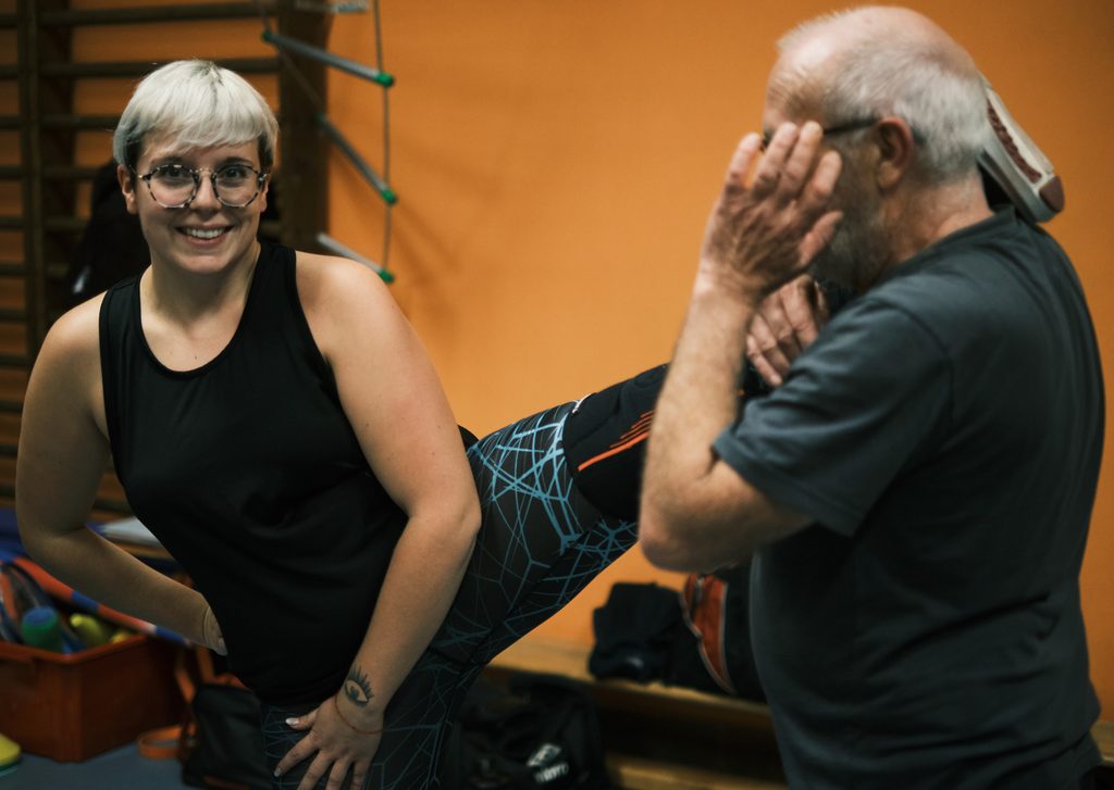 laura qui s'étire au cours de krav maga 